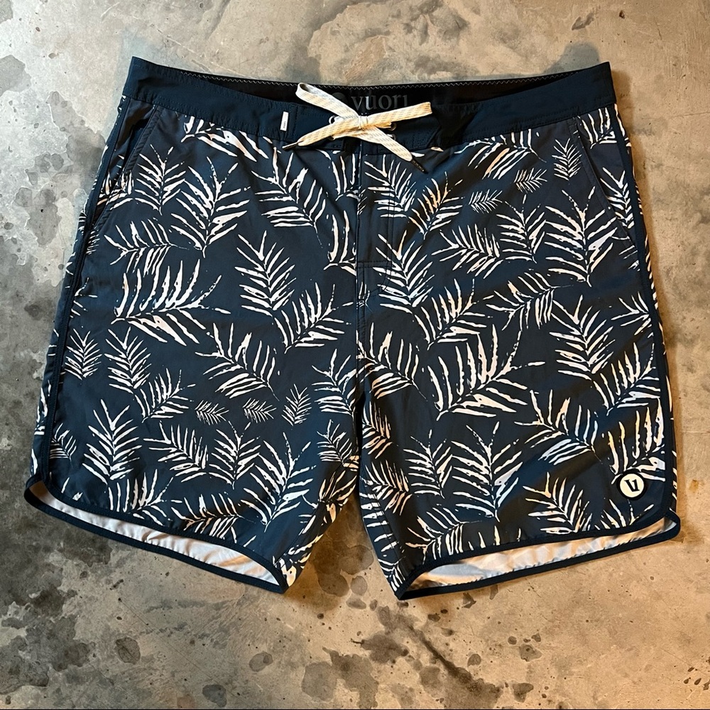 Vuori tropical palm leaf 7 inch pocket board shorts. 38 navy blue and white